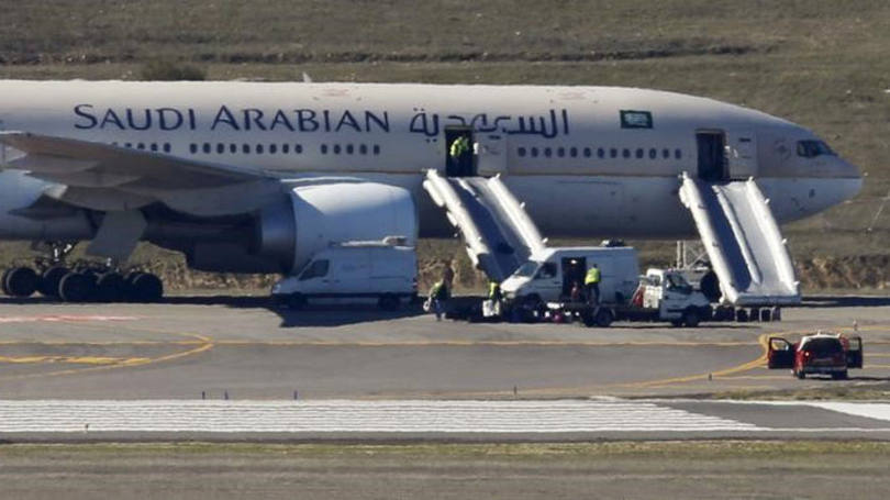 Aeroporto de Madri: o comandante do avião avisou os serviços de emergência e o protocolo de segurança foi imediatamente ativado