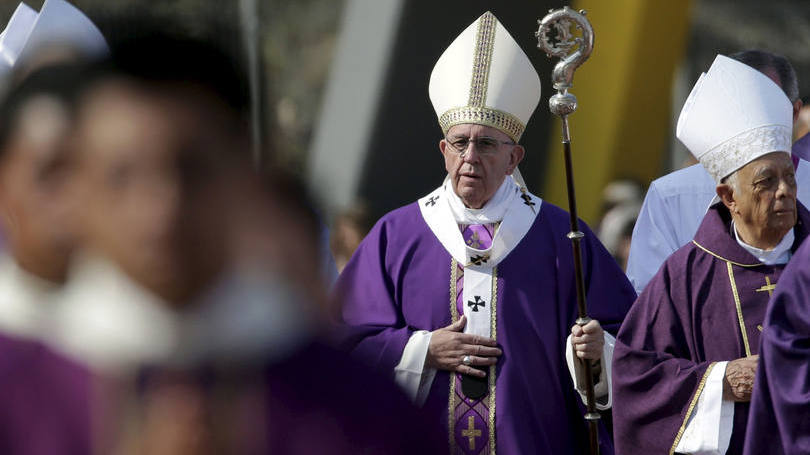 Papa Francisco: o papa pediu aos sacerdotes e freiras a se arriscarem para transformar a realidade violenta
