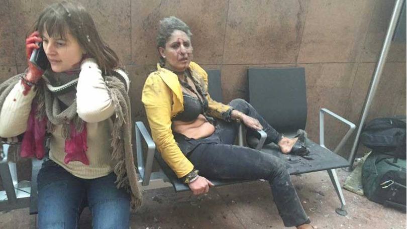Foto publicada no Facebook mostra duas garotas feridas após explosão no aeroporto de Bruxelas