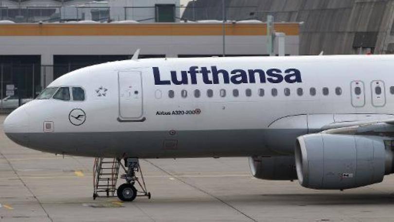 Avião da Lufthansa estacionado no aeroporto de Frankfurt: as forças de segurança intensificaram os controles em algumas áreas sensíveis do aeroporto