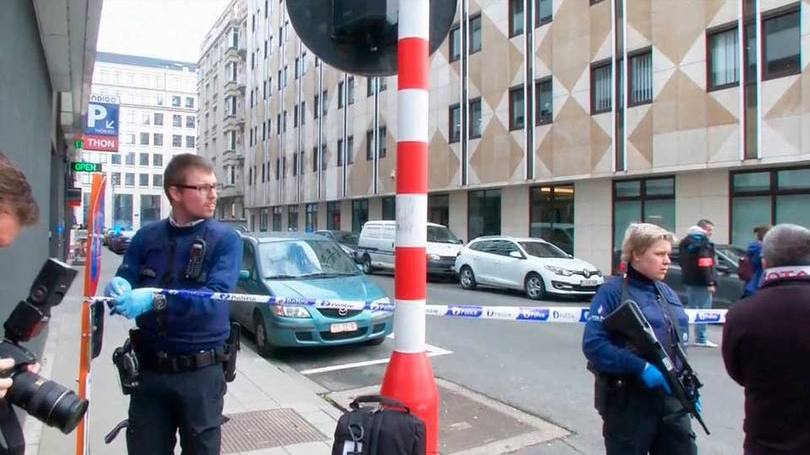 Policiais isolam área de estação que sofreu ataque em Bruxelas