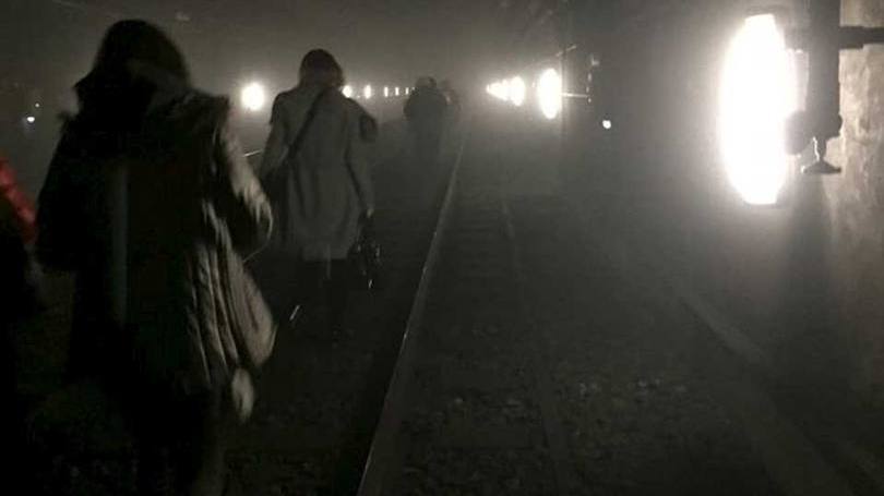 Passageiros caminham nos trilhos do metrô após explosão: Bruxelas foi hoje de manhã abalada por 4 explosões, 2 no aeroporto e mais 2 no metrô