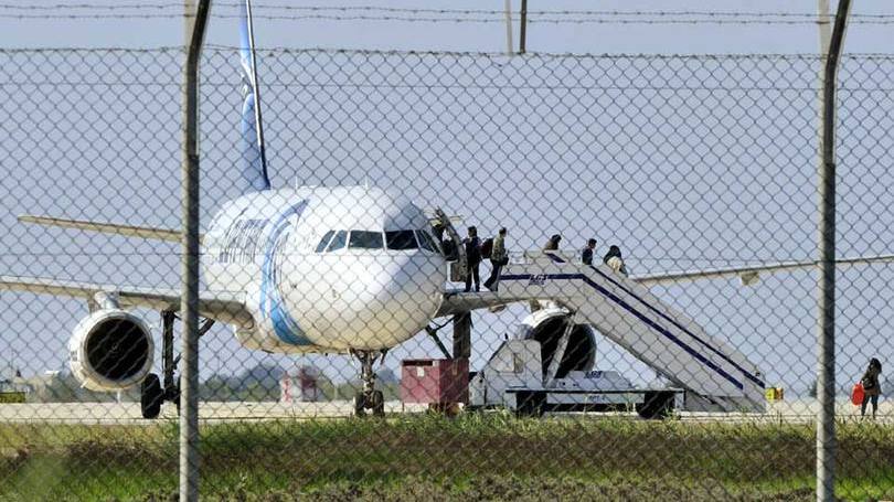 Passageiros deixam o avião sequestrado no aeroporto de Lárnaca