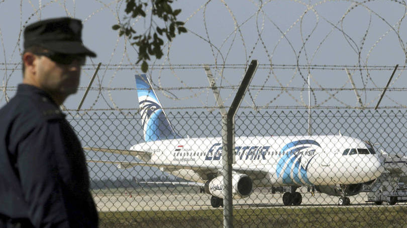 Sequestro de avião: o sequestrador foi identificado como o egípcio Seif Eldin Mustafá