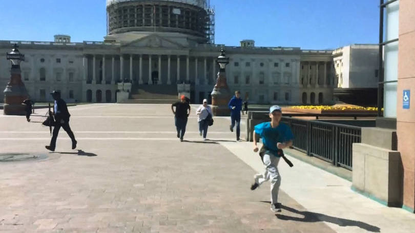 Turistas correm após tiroteio no Capitólio em Washington D.C., Estados Unidos