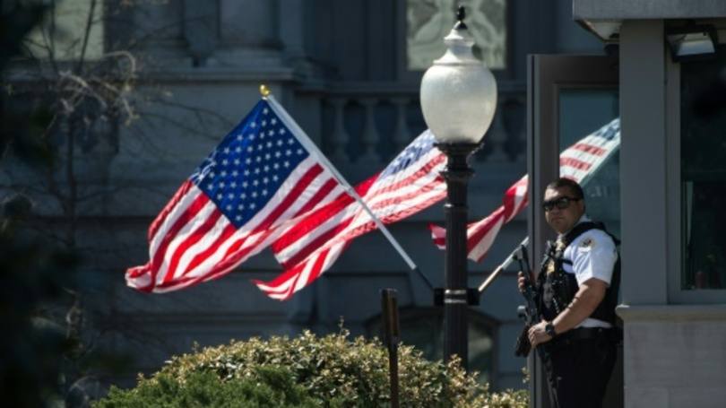 Um policial cerca a Casa Branca, em Washington, DC, Estados Unidos