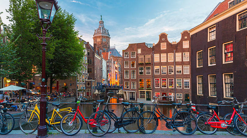 Amsterdã: fique atento aos ciclistas quando atravessar ciclovias – pedalar é a religião da cidade!