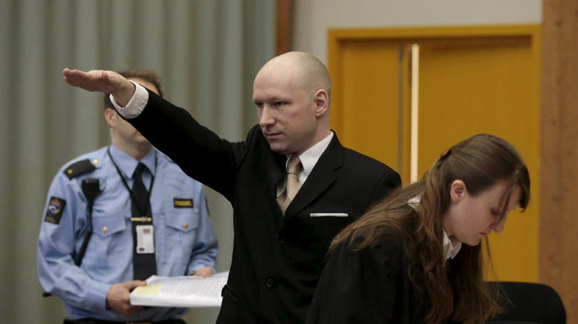 Anders Breivik,o autor do massacre de Oslo, é fotografado fazendo uma saudação nazista durante uma audiência em tribunal norueguês