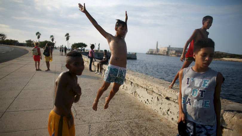 Crianças brincam em calçadão de Havana, em Cuba. No domingo, o presidente Obama desembarca na ilha para uma visita histórica que incluirá reunião com Raul Castro. Desde o ano passado, os países estão estreitando os laços diplomáticos e comerciais. 