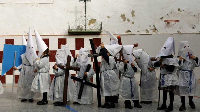 Crianças usam trajes típicos durante uma procissão na véspera de um festival religioso na região da Andaluzia. 