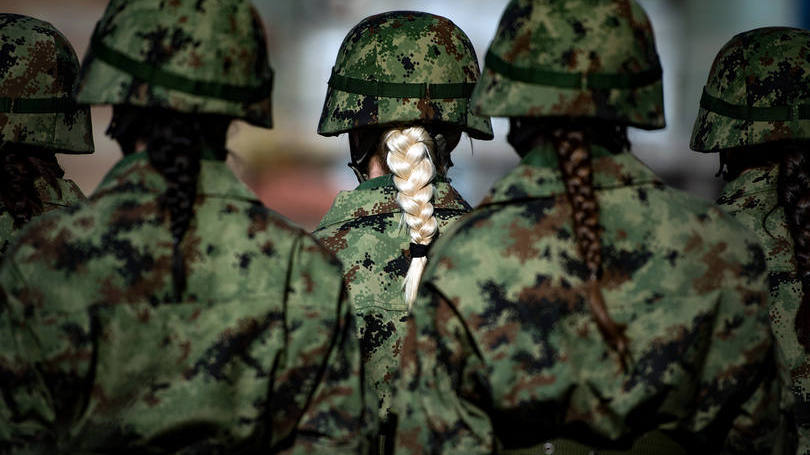 Mulheres no exército: o governo Obama decidiu no final de 2015 que, cumprindo os requisitos físicos necessários, as mulheres podem chegar a todos os postos de combate, inclusive os mais expostos, como as forças especiais
