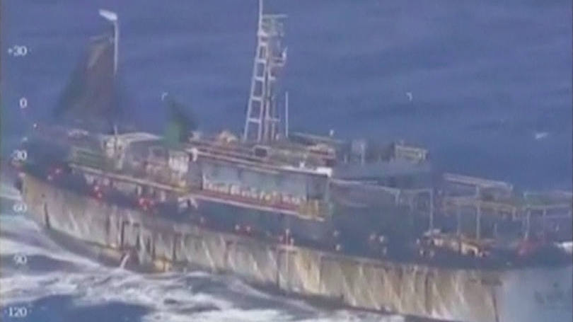 Foto mostra um navio chinês que foi afundado pela marinha da Argentina nesta semana. De acordo com autoridades do país sul-americano, ele estaria operando ilegalmente em suas águas.