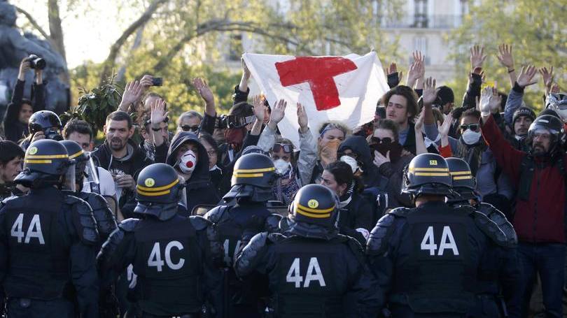 Protesto na França: a reforma, que agora deve ser promulgada por Hollande, provocou protestos, manifestações e greves contra o governo