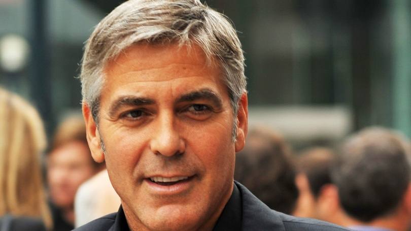 George Clooney: de terno e camisa preta, o ator começou servindo água aos seus colegas de elenco