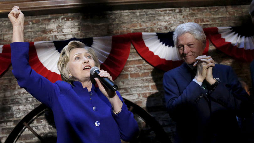 Hillary e Bill Clinton: "se tiver a sorte de ser presidente e ele de ser o 'primeiro-cavalheiro', espero que ele se ponha a trabalhar para que salários subam"