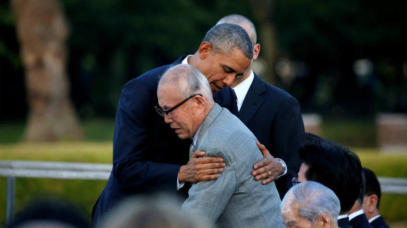 O presidente dos Estados Unidos, Barack Obama, abraça sobrevivente da bomba atômica em Hiroshima