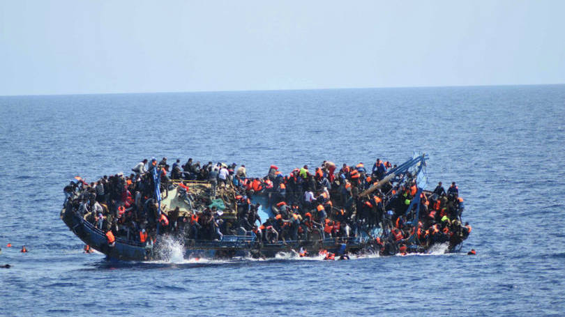 Líbia

Refugiados tentam fugir de uma embarcação que estava prestes a naufragar na costa da Líbia. A imagem, explicou a Reuters, foi capturada por uma equipe de resgate italiana que se preparava para ajudar as pessoas. 