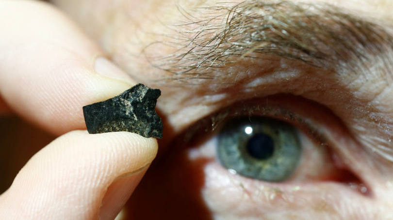 Austrália

O arqueólogo Peter Hiscock exibe um pequeno fragmento do que se acredita ser o machado mais antigo já encontrado. Ele foi exibido em um laboratório em Sydney e pode trazer novidades quanto ao conhecimento que se tem acerca das inovações desenvolvidas durante a Idade das Pedras. 