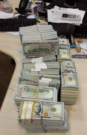 A Lusa encontrou quem vendesse uma nota de dólar a 610 kwanzas no bairro do São Paulo e a 590 kwanzas na Mutamba