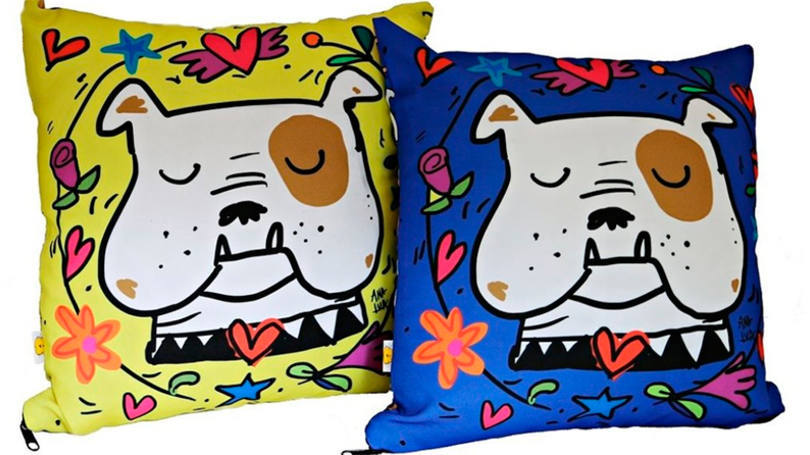 Estas capas de almofadas com a carinha do Bulldog Inglês são uma graça e um presente bem divertido para o Dia dos Namorados.