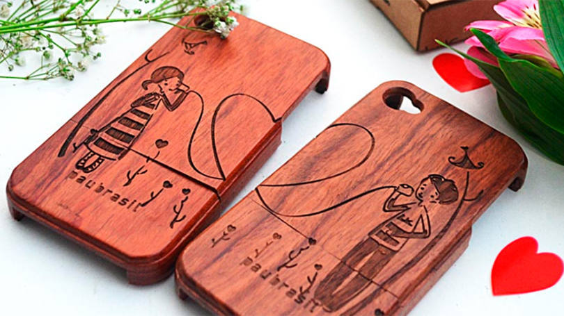 Estas capinhas de celulares da Pau Brasil - feitas de madeira -  são extremamente fofas e ideais para os casais românticos.