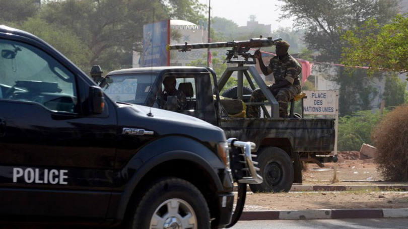 Soldados do Níger: "Calculamos que 50.000 pessoas fugiram do ataque de sexta-feira, a maioria delas a pé até a cidade de Toumour"