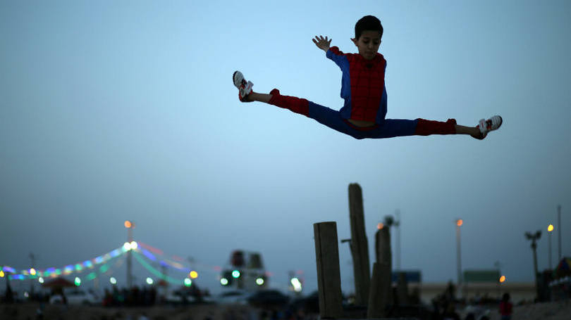 Faixa de Gaza

O menino Mohamad al-Sheikh, de apenas 12 anos, é fotografado enquanto fazia acrobacias em um parque na Faixa de Gaza. Ele ganhou o apelido de homem aranha por sua elasticidade e habilidade.