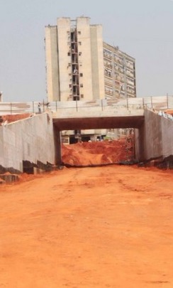 O viaduto está a ser construído na intercepção da Rua Mandume com a Lueji – ya - Nkonde e ligará