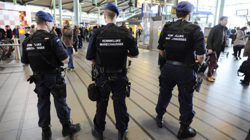 Soldados no aeroporto de Amsterdã: emissora holandesa "NOS" disse que poderia se tratar de um aviso por ameaça terrorista