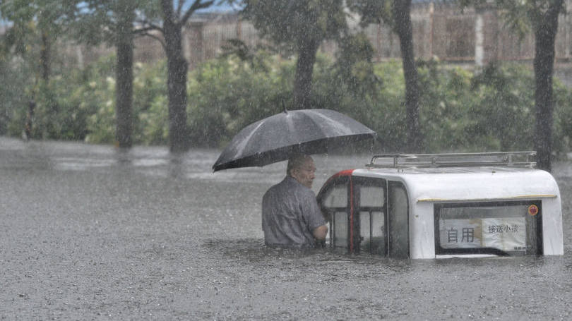 Temporal: as chuvas também afetaram a vida cotidiana de Pequim, causando problemas no sistema de transporte