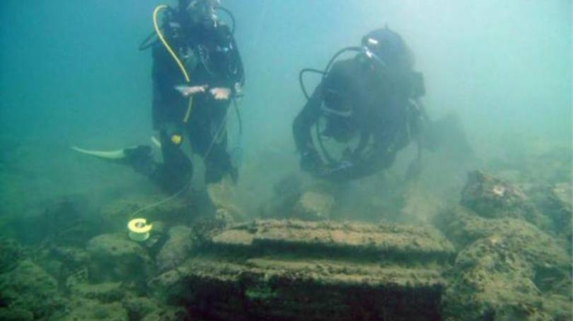 Arquéologos investigam "cidade" submarina: em 2013, um grupo de turistas estava mergulhando quando encontraram o que parecia ser uma série de antigas construções humanas