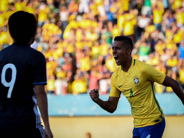 Marquinhos ajudou a Seleção Brasileira com um gol no primeiro temp