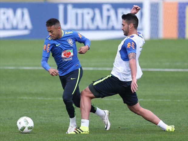 Luan marcando Neymar no primeiro treino da Seleção olímpica