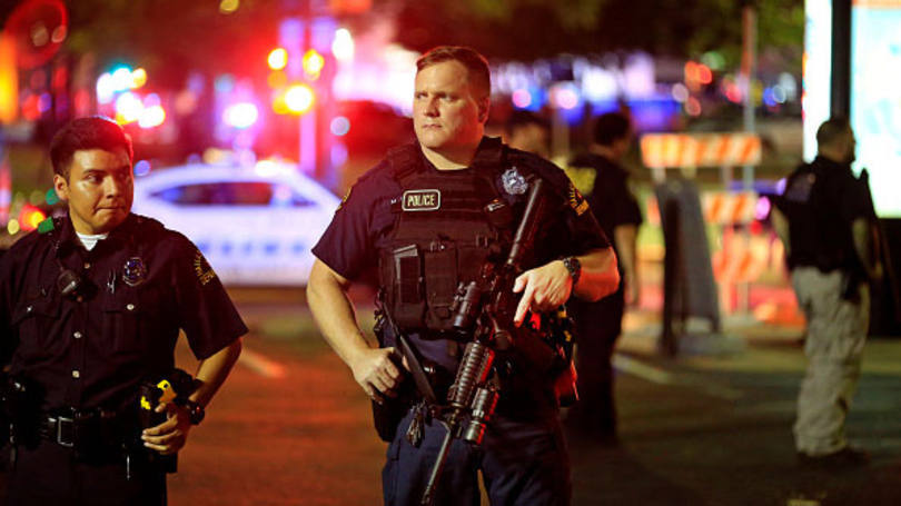 Policiais: um intenso tiroteio em Dallas, durante um protesto contra o racismo, terminou com cinco policiais mortos e nove pessoas feridas