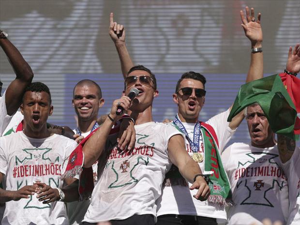 Portugueses é recebido com festa e desfilam em carro aberto depois de vencer a França na Eurocopa