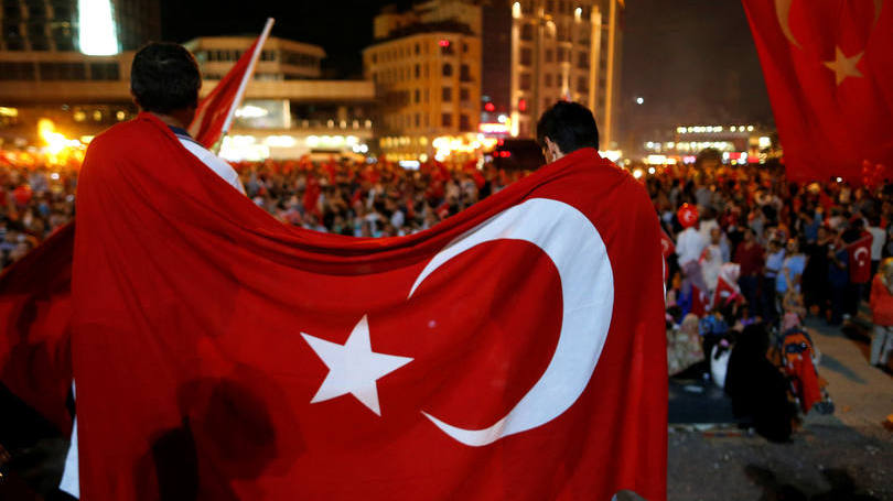 Manifestante na Turquia: um parlamentar do principal partido de oposição disse que o estado de emergência criou "uma maneira de governar que abre caminho para os abusos"