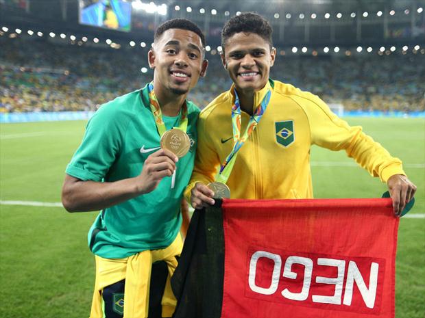 Medalhistas de ouro nos Jogos Olímpicos do Rio, Gabriel Jesus e Douglas Santos são jovens opções para a primeira convocação de Tite 