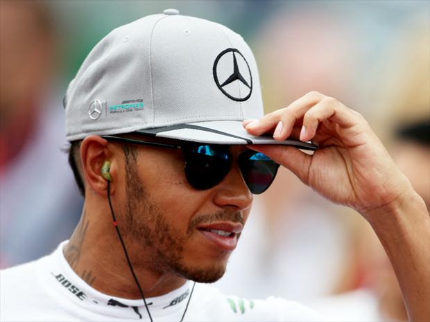 Lewis Hamilton tem a missão de manter Nico Rosberg cada vez mais distante da sua liderança