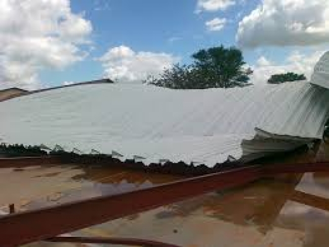 Chuva acompanhada de ventos fortes destroem dezanove salas de aula e outras infra-estruturas na cidade de Chimoio