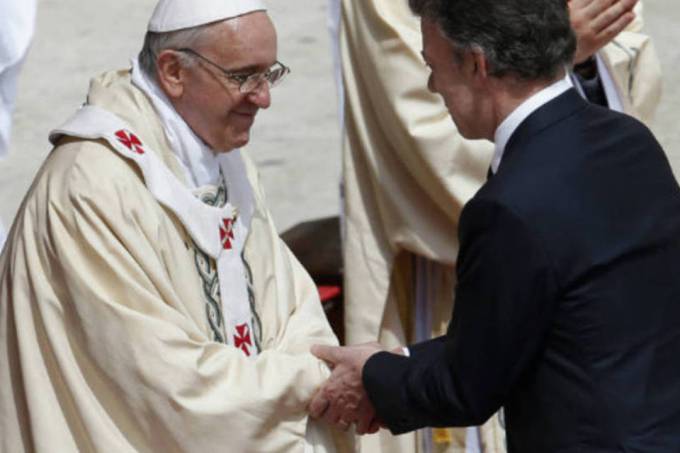 Em sua terceira visita ao Vaticano, Santos apelou pelo apoio de Francisco para encerrar uma guerra de 52 anos que matou mais de 220 mil pessoas