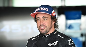 Alonso faz cirurgia para remover placas da mandíbula