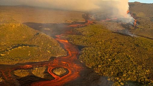 Vulcão "Wolf" continua a cuspir lava mas sem ameaçar as iguanas cor de rosa