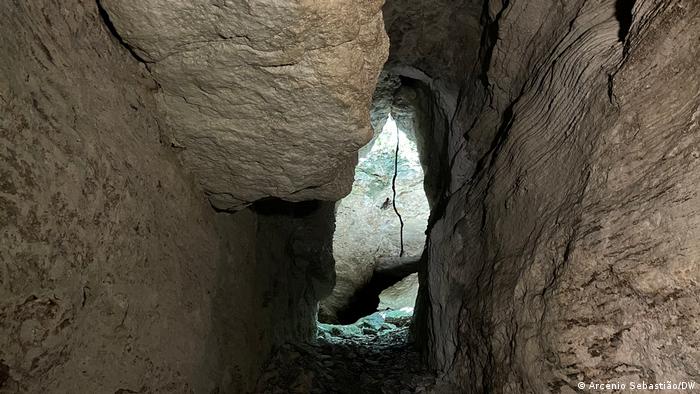 Todos os visitantes têm de realizar a cerimónia para pedir proteção ao Chimbatata, o primeiro homem que descobriu as águas cristalinas destas grutas. Só desta forma poderão evitar riscos como quedas ou encontros indesejados com os animais bravos.