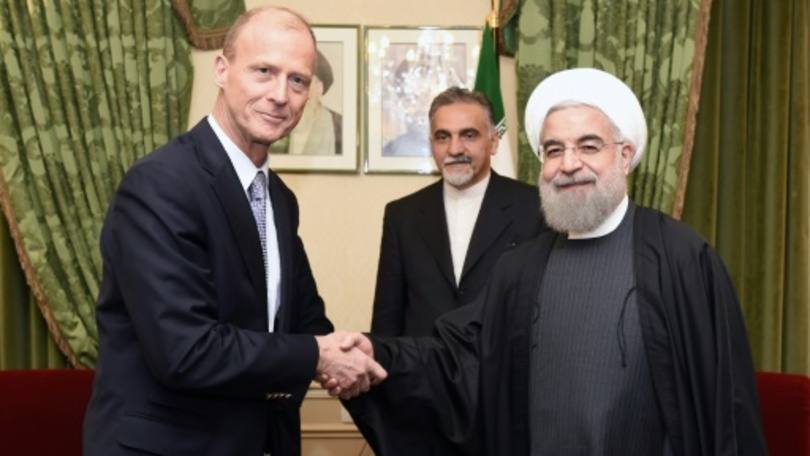 O CEO do grupo Airbus, Thomas Enders (E), e o presidente iraniano, Hassan Rohani