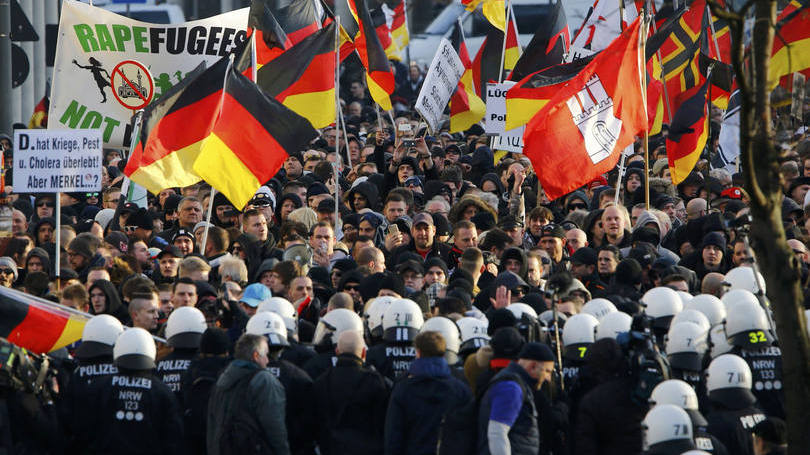 Protesto contra imigração: milhares de alemães foram às ruas de Colônia após agressões contra mulheres no ano novo