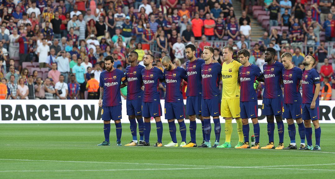 Partida no Camp Nou ficou marcada pela lembranças das vítimas do atentado terrorista da última quinta