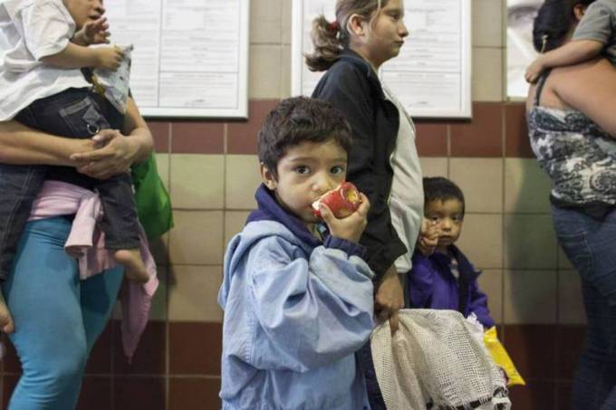 Juiz dos EUA ordena que famílias de imigrantes sejam reunidas