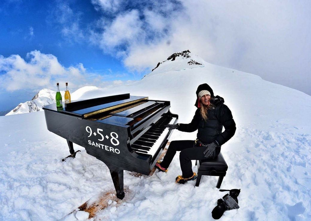 Até a data, ninguém havia tocado um piano nesta altura; feito foi realizado na geleira Colle Gnifetti, no monte Rosa, em Aosta, na Itália