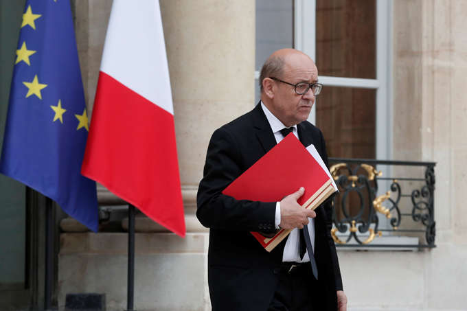 Ministro francês de Relações Exteriores, Jean-Yves Le Drian, apontou que o cidadão tinha sido identificado entre os mortos