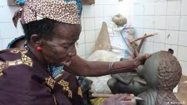 A artista plástica moçambicana, Reinata Sadimba, inaugura amanhã uma exposição individual de cerâmica intitulada “Nimerudi” 